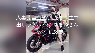 【新片速遞】 7月最新流出厕拍大神潜入某酒店大堂女厕❤️前景偷拍3个美女尿尿妹子一边看视频一边闻手上的尿骚味