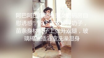 白嫩的金发美妞闭着眼睛享受吃着大鸡鸡