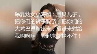 双飞漂亮美女身材苗条细长腿穿上黑丝白丝享受帝王般服务逼逼换着操貌似逼操多了很难射还要手机边看小电影边操