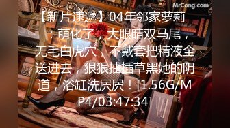 淫妻车内完全露出了，代驾师傅开车进来整个人震惊了！整个人语无伦次，让他摸又不敢，真是个怂货!