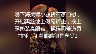 精选（露脸）商城TP粉红T恤配短裙的漂亮大胸少妇嘘嘘