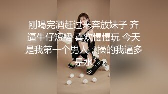 黑客破解家庭网络摄像头偷拍爱美的时尚宝妈每天出门之前都要对着镜子打扮一番，奶子貌似整出来的