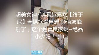 《极品瑜伽嫂子》我拿着小振动棒震嫂子的蜜桃穴让她放松放松不一会嫂子淫水泛滥