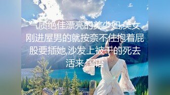 商城拍美女尿尿，突然进来个老太婆服务员