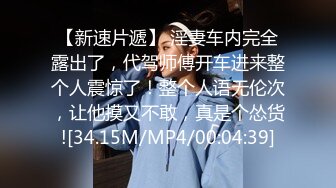 一个美丽的女人，带着不断的微笑扭曲她的脸